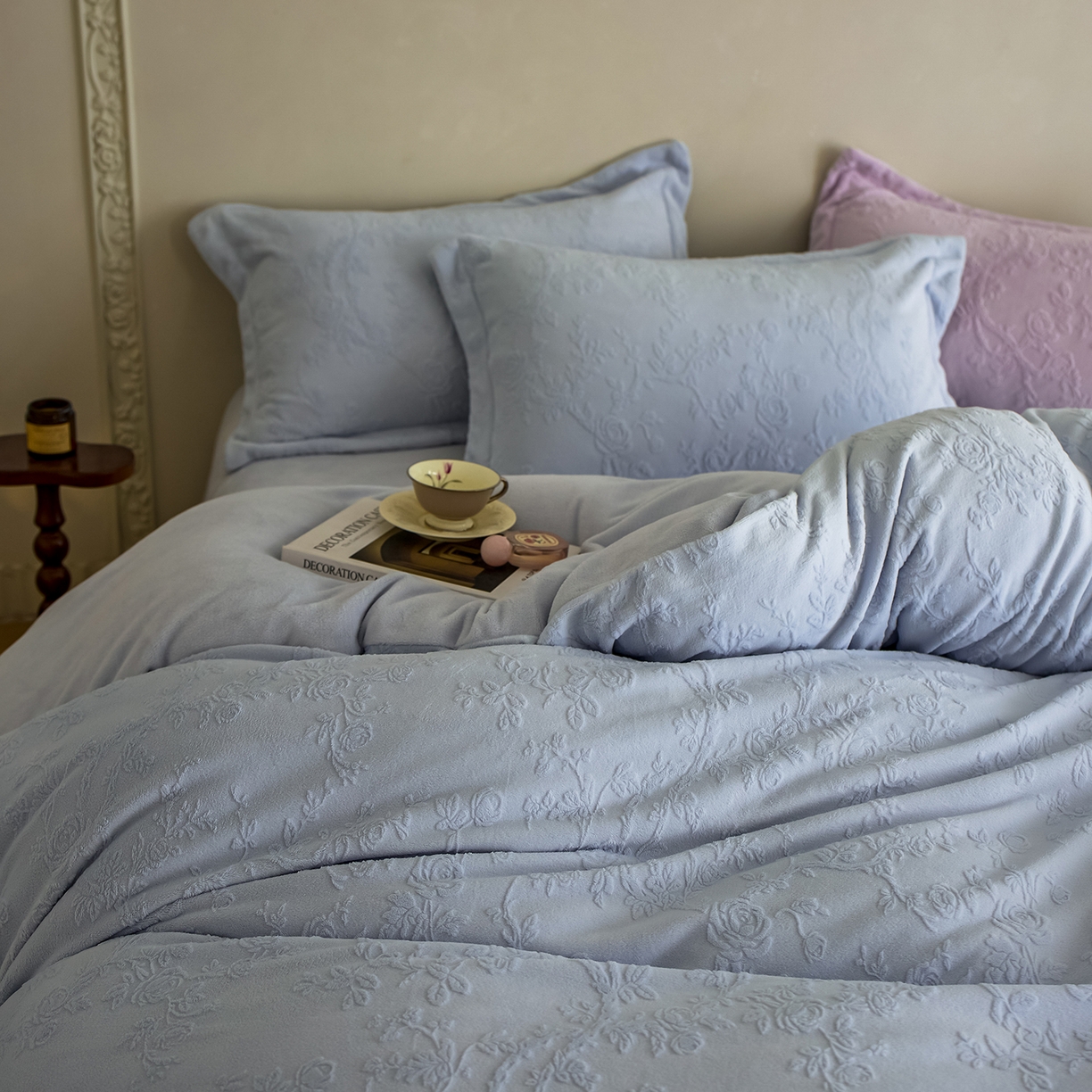 91家纺网 家纺一手货源 找家纺 亿梵家居 2025秋冬新款A类全消光牛奶绒立体5D雕花绒四件套-风格一 （提供买家秀） 花野漫屿-天空蓝