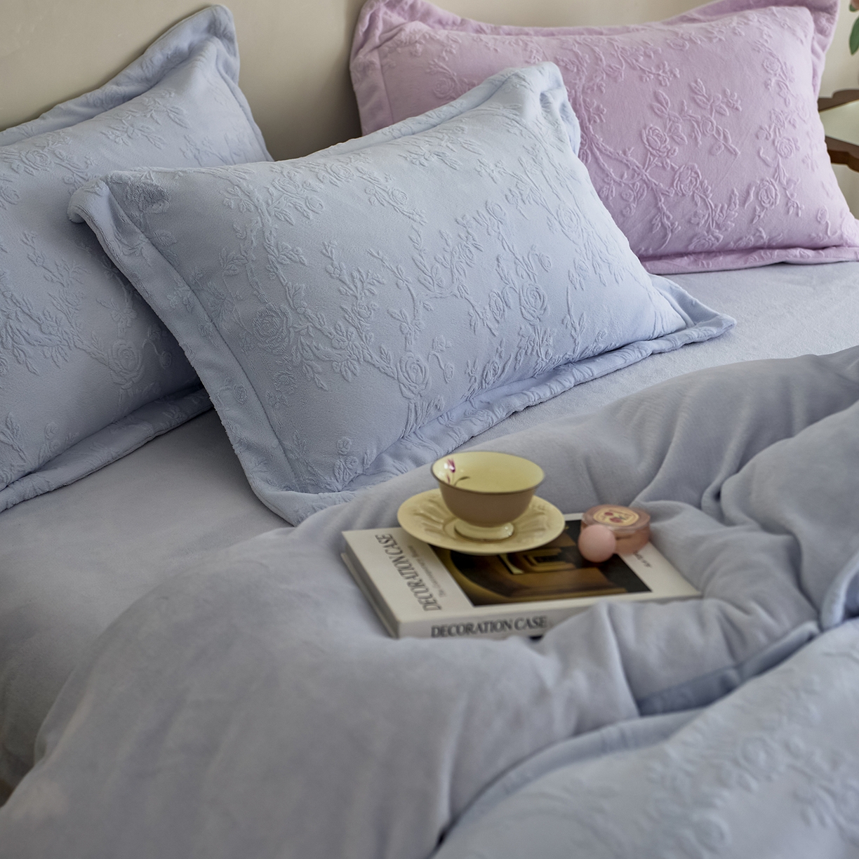 91家纺网 家纺一手货源 找家纺 亿梵家居 2025秋冬新款A类全消光牛奶绒立体5D雕花绒四件套-风格一 （提供买家秀） 花野漫屿-天空蓝