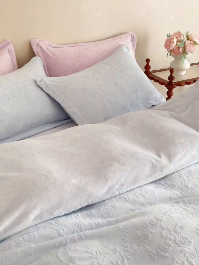 91家纺网 家纺一手货源 找家纺 亿梵家居 2025秋冬新款A类全消光牛奶绒立体5D雕花绒四件套-风格一 （提供买家秀） 花野漫屿-天空蓝