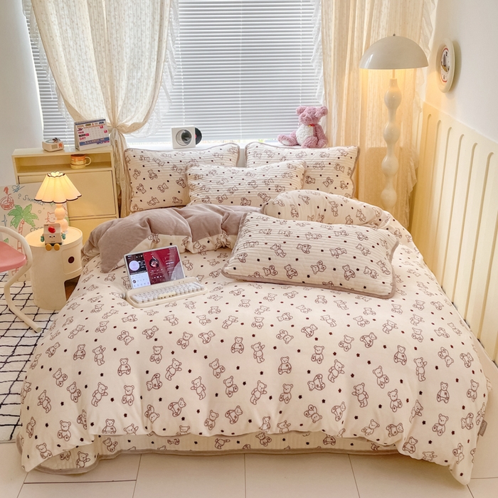 91家纺网 家纺一手货源 找家纺 云玲时尚 2025新款高克重牛奶绒印花床盖四件套 曲奇小熊