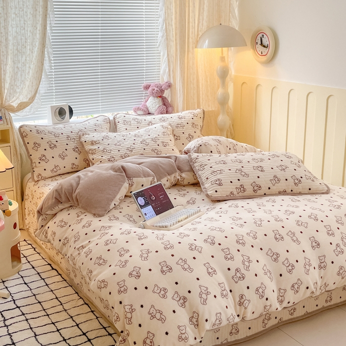 91家纺网 家纺一手货源 找家纺 云玲时尚 2025新款高克重牛奶绒印花床盖四件套 曲奇小熊