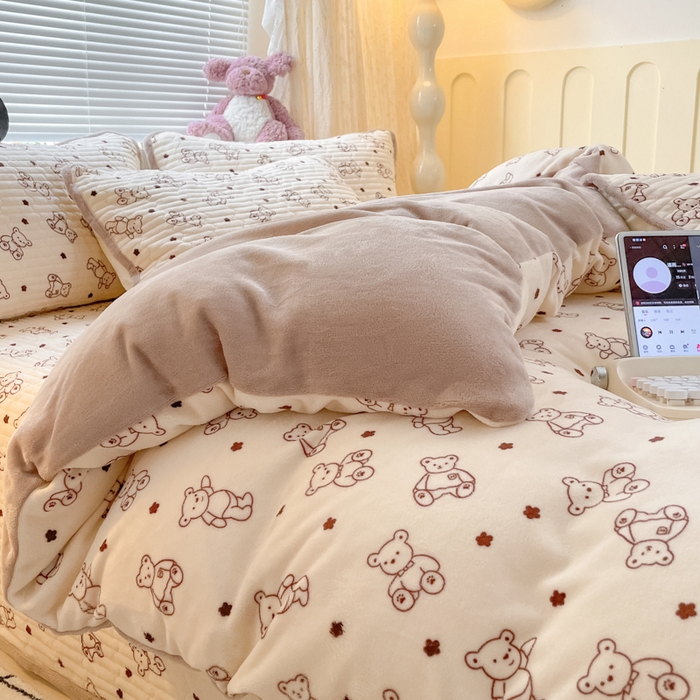 91家纺网 家纺一手货源 找家纺 云玲时尚 2025新款高克重牛奶绒印花床盖四件套 曲奇小熊