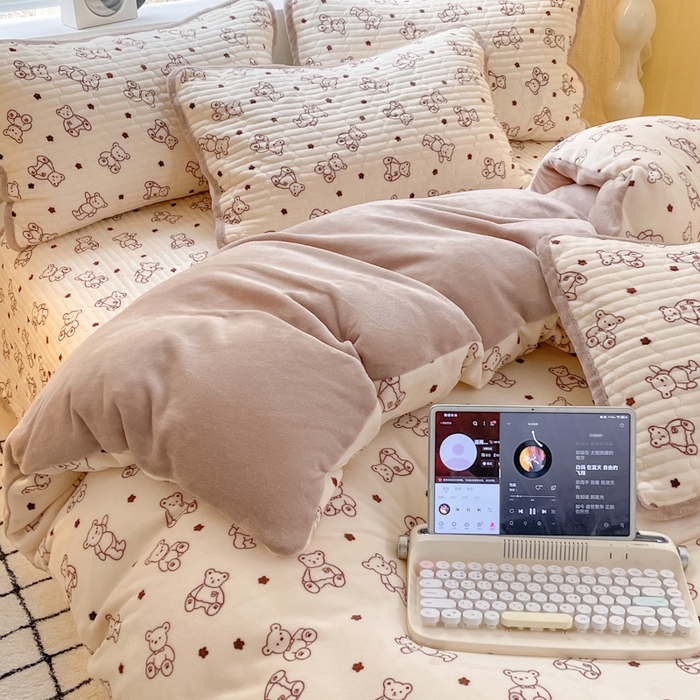 91家纺网 家纺一手货源 找家纺 云玲时尚 2025新款高克重牛奶绒印花床盖四件套 曲奇小熊