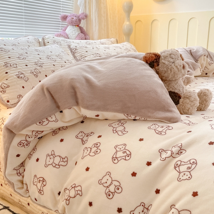 91家纺网 家纺一手货源 找家纺 云玲时尚 2025新款高克重牛奶绒印花床盖四件套 曲奇小熊