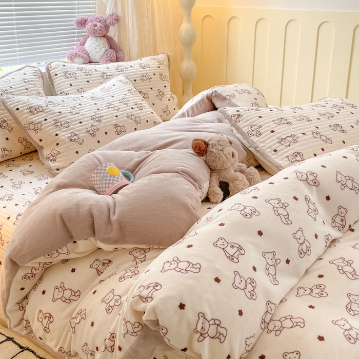 91家纺网 家纺一手货源 找家纺 云玲时尚 2025新款高克重牛奶绒印花床盖四件套 曲奇小熊