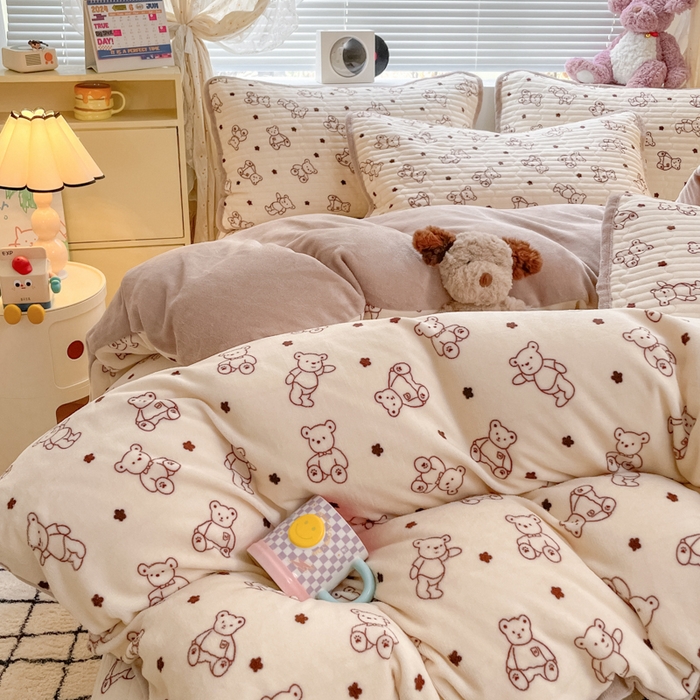 91家纺网 家纺一手货源 找家纺 云玲时尚 2025新款高克重牛奶绒印花床盖四件套 曲奇小熊