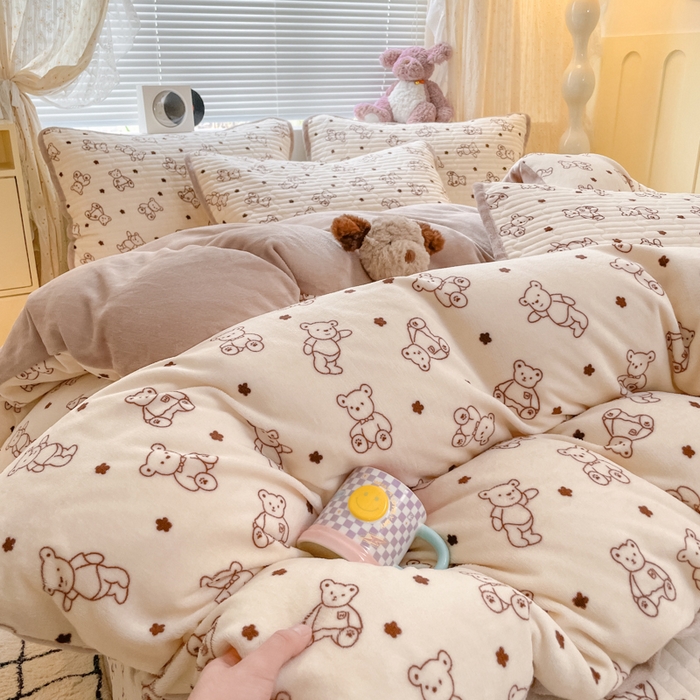 91家纺网 家纺一手货源 找家纺 云玲时尚 2025新款高克重牛奶绒印花床盖四件套 曲奇小熊