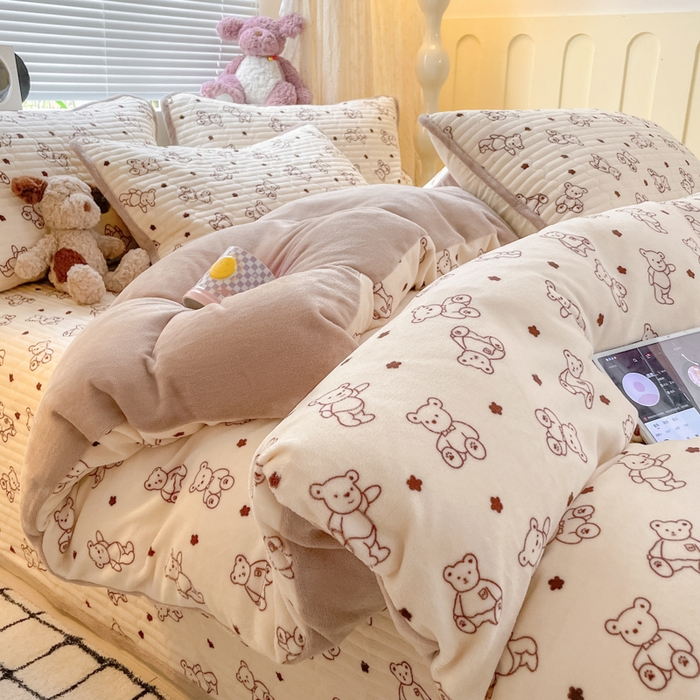 91家纺网 家纺一手货源 找家纺 云玲时尚 2025新款高克重牛奶绒印花床盖四件套 曲奇小熊