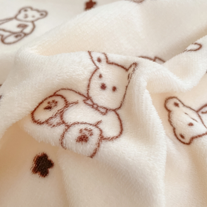 91家纺网 家纺一手货源 找家纺 云玲时尚 2025新款高克重牛奶绒印花床盖四件套 曲奇小熊