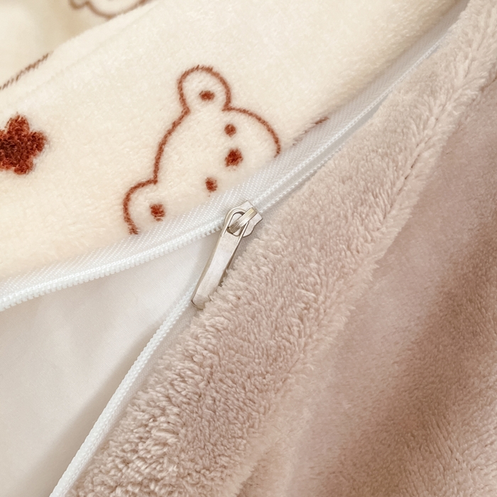 91家纺网 家纺一手货源 找家纺 云玲时尚 2025新款高克重牛奶绒印花床盖四件套 曲奇小熊