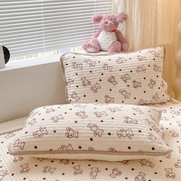 91家纺网 家纺一手货源 找家纺 云玲时尚 2025新款高克重牛奶绒印花床盖四件套 曲奇小熊