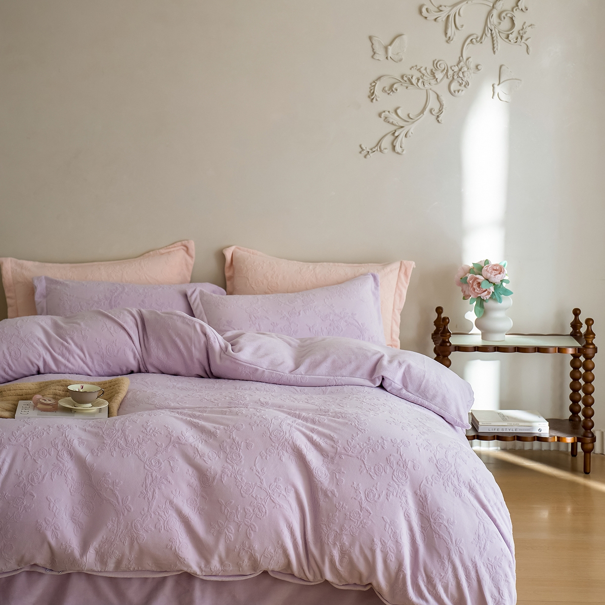 91家纺网 家纺一手货源 找家纺 亿梵家居 2025秋冬新款A类全消光牛奶绒立体5D雕花绒四件套-风格一 （提供买家秀） 花野漫屿-新媚紫