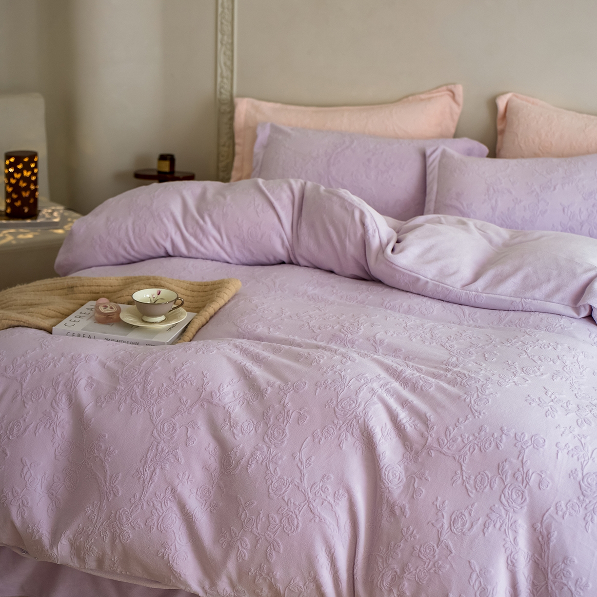 91家纺网 家纺一手货源 找家纺 亿梵家居 2025秋冬新款A类全消光牛奶绒立体5D雕花绒四件套-风格一 （提供买家秀） 花野漫屿-新媚紫