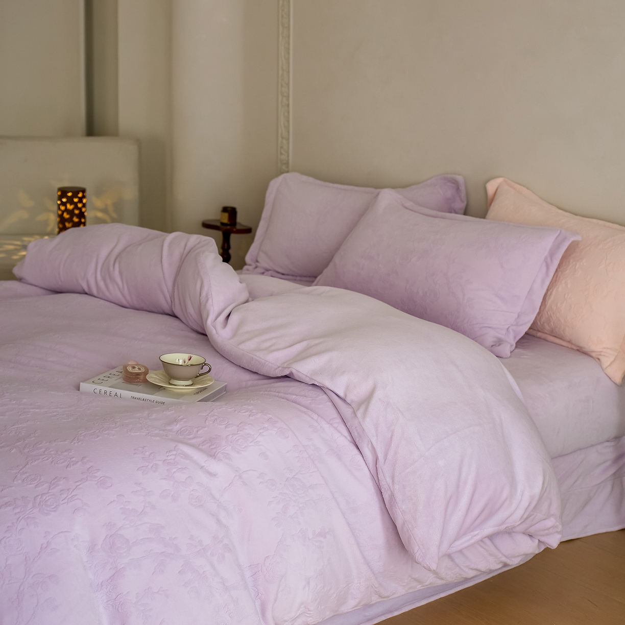 91家纺网 家纺一手货源 找家纺 亿梵家居 2025秋冬新款A类全消光牛奶绒立体5D雕花绒四件套-风格一 （提供买家秀） 花野漫屿-新媚紫