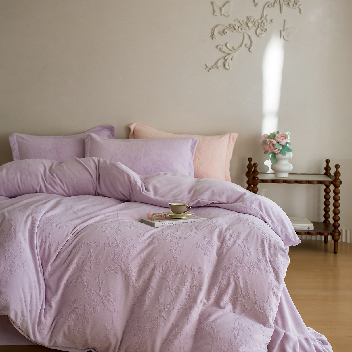 91家纺网 家纺一手货源 找家纺 亿梵家居 2025秋冬新款A类全消光牛奶绒立体5D雕花绒四件套-风格一 （提供买家秀） 花野漫屿-新媚紫