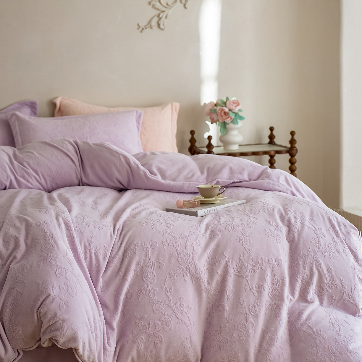 91家纺网 家纺一手货源 找家纺 亿梵家居 2025秋冬新款A类全消光牛奶绒立体5D雕花绒四件套-风格一 （提供买家秀） 花野漫屿-新媚紫