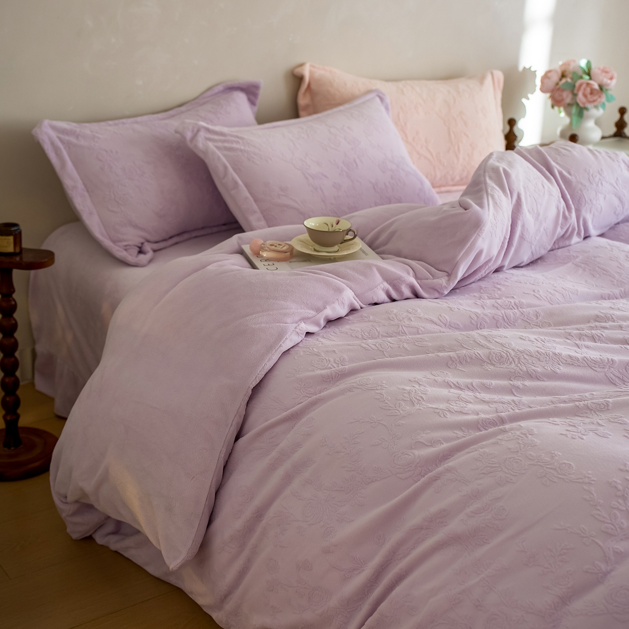 91家纺网 家纺一手货源 找家纺 亿梵家居 2025秋冬新款A类全消光牛奶绒立体5D雕花绒四件套-风格一 （提供买家秀） 花野漫屿-新媚紫