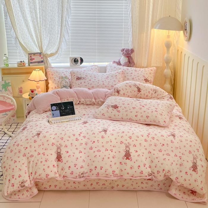 91家纺网 家纺一手货源 找家纺 云玲时尚 2025新款高克重牛奶绒印花床盖四件套 甜甜小兔