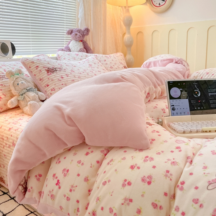 91家纺网 家纺一手货源 找家纺 云玲时尚 2025新款高克重牛奶绒印花床盖四件套 甜甜小兔