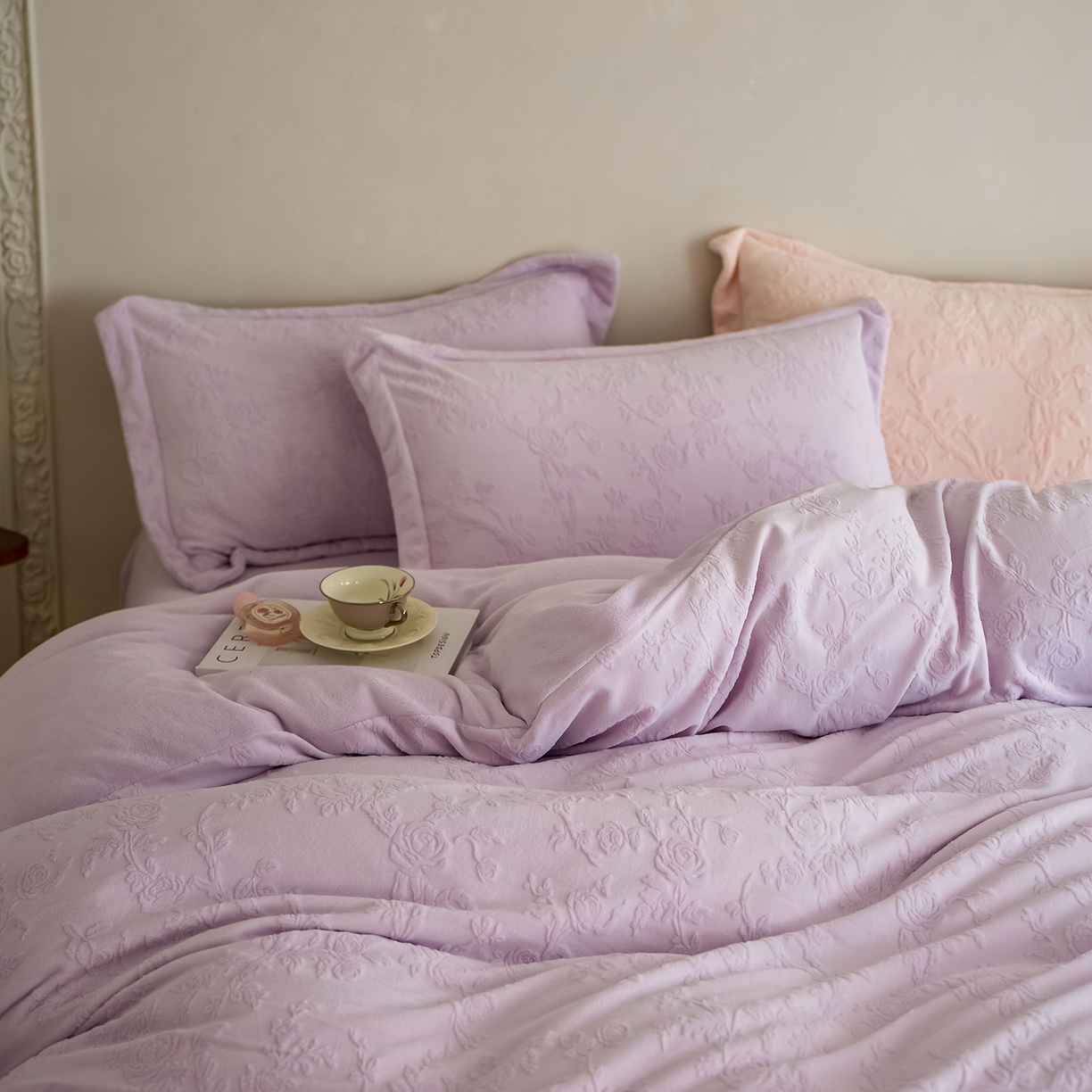 91家纺网 家纺一手货源 找家纺 亿梵家居 2025秋冬新款A类全消光牛奶绒立体5D雕花绒四件套-风格一 （提供买家秀） 花野漫屿-新媚紫