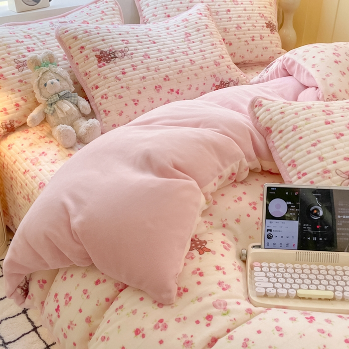 91家纺网 家纺一手货源 找家纺 云玲时尚 2025新款高克重牛奶绒印花床盖四件套 甜甜小兔