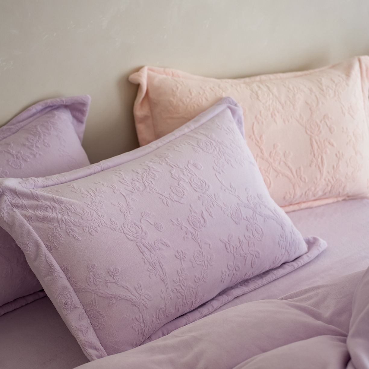 91家纺网 家纺一手货源 找家纺 亿梵家居 2025秋冬新款A类全消光牛奶绒立体5D雕花绒四件套-风格一 （提供买家秀） 花野漫屿-新媚紫