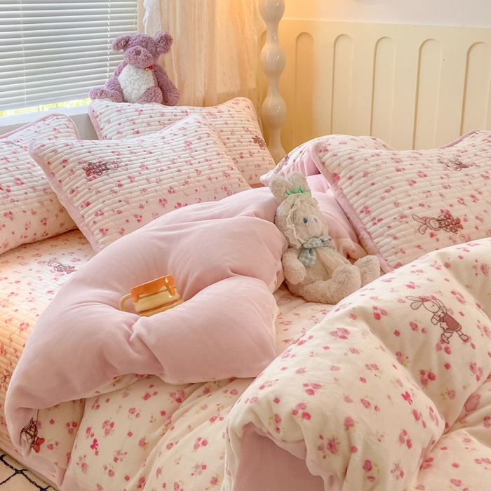 91家纺网 家纺一手货源 找家纺 云玲时尚 2025新款高克重牛奶绒印花床盖四件套 甜甜小兔