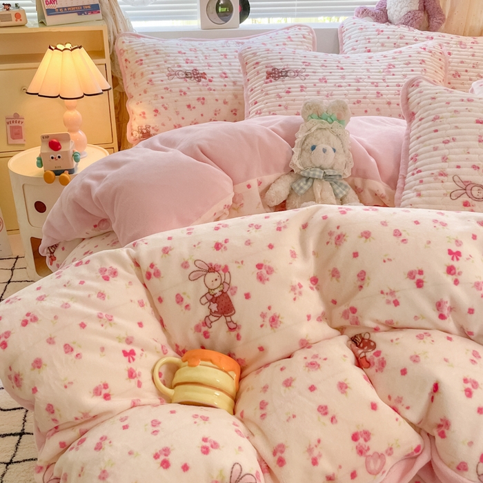 91家纺网 家纺一手货源 找家纺 云玲时尚 2025新款高克重牛奶绒印花床盖四件套 甜甜小兔