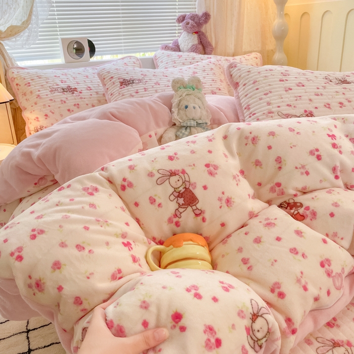 91家纺网 家纺一手货源 找家纺 云玲时尚 2025新款高克重牛奶绒印花床盖四件套 甜甜小兔