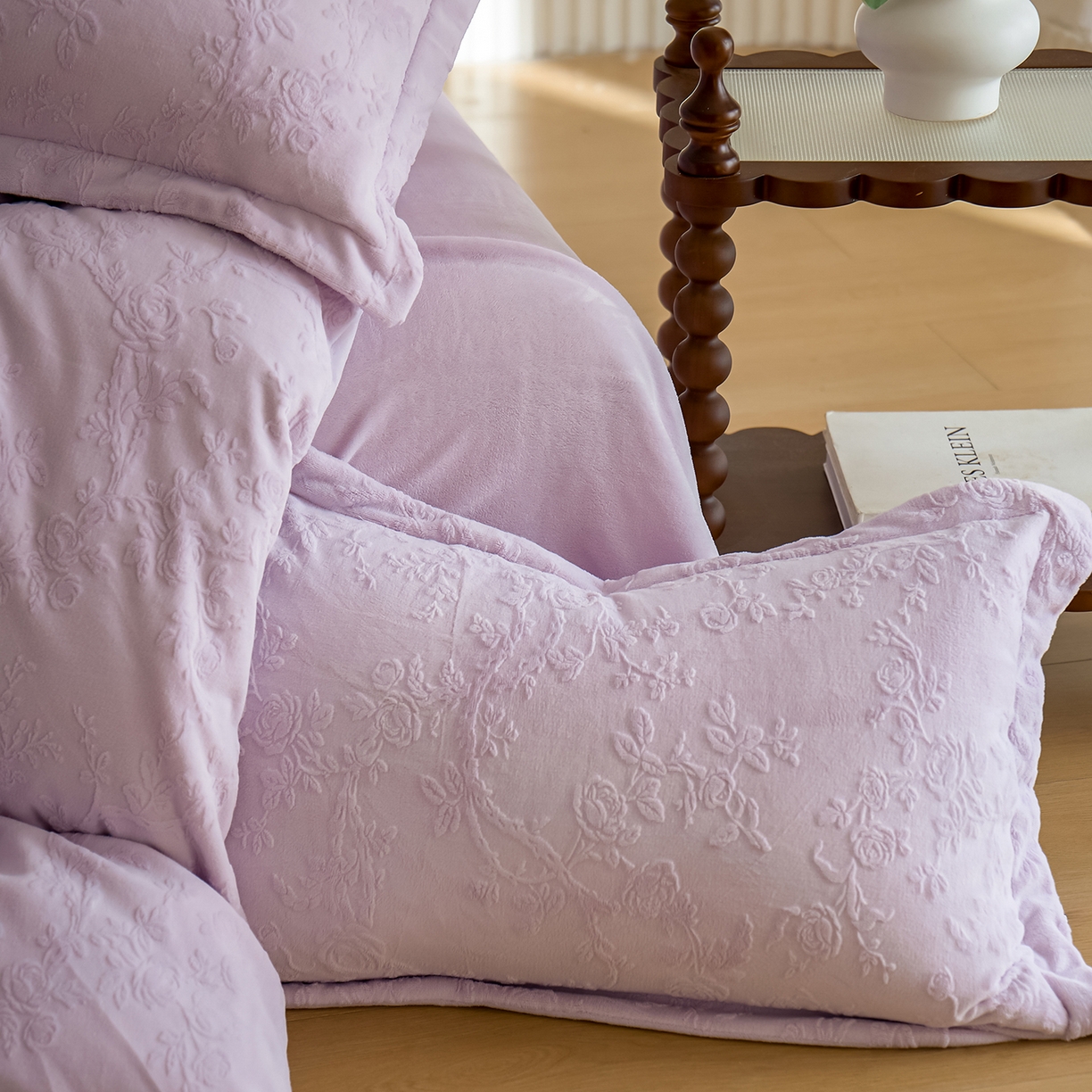 91家纺网 家纺一手货源 找家纺 亿梵家居 2025秋冬新款A类全消光牛奶绒立体5D雕花绒四件套-风格一 （提供买家秀） 花野漫屿-新媚紫