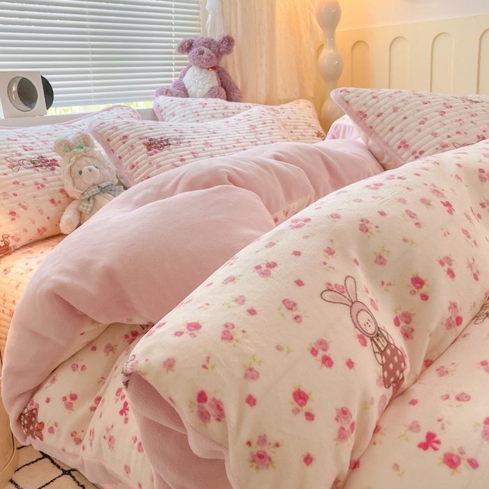 91家纺网 家纺一手货源 找家纺 云玲时尚 2025新款高克重牛奶绒印花床盖四件套 甜甜小兔