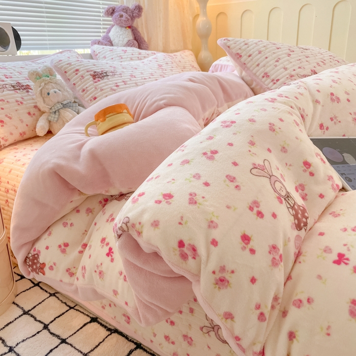 91家纺网 家纺一手货源 找家纺 云玲时尚 2025新款高克重牛奶绒印花床盖四件套 甜甜小兔