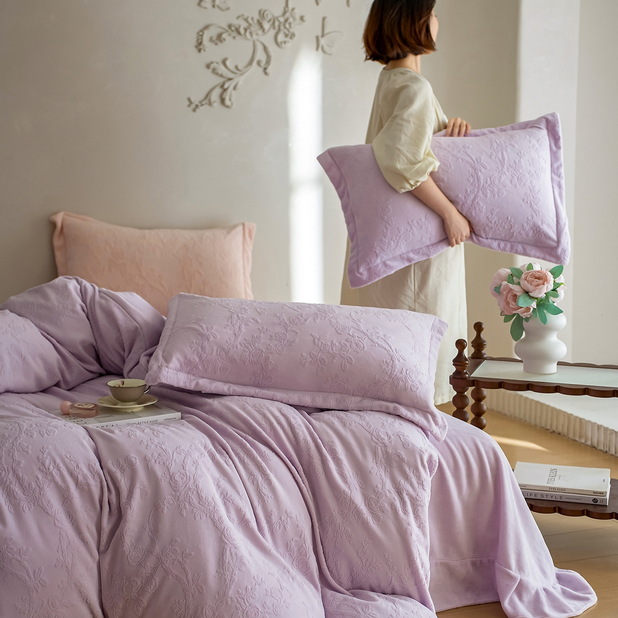 91家纺网 家纺一手货源 找家纺 亿梵家居 2025秋冬新款A类全消光牛奶绒立体5D雕花绒四件套-风格一 （提供买家秀） 花野漫屿-新媚紫