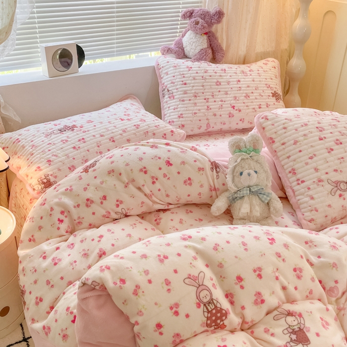 91家纺网 家纺一手货源 找家纺 云玲时尚 2025新款高克重牛奶绒印花床盖四件套 甜甜小兔