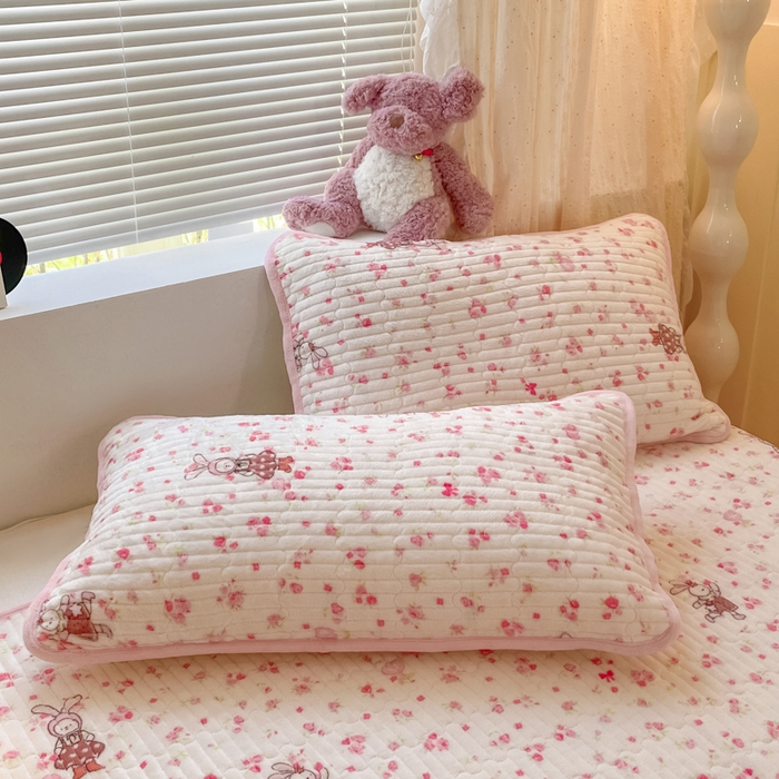 91家纺网 家纺一手货源 找家纺 云玲时尚 2025新款高克重牛奶绒印花床盖四件套 甜甜小兔