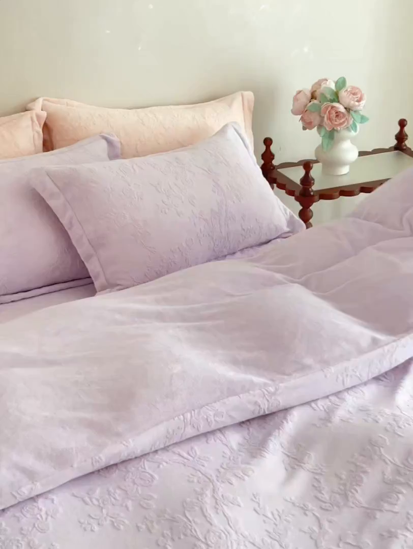 91家纺网 家纺一手货源 找家纺 亿梵家居 2025秋冬新款A类全消光牛奶绒立体5D雕花绒四件套-风格一 （提供买家秀） 花野漫屿-新媚紫