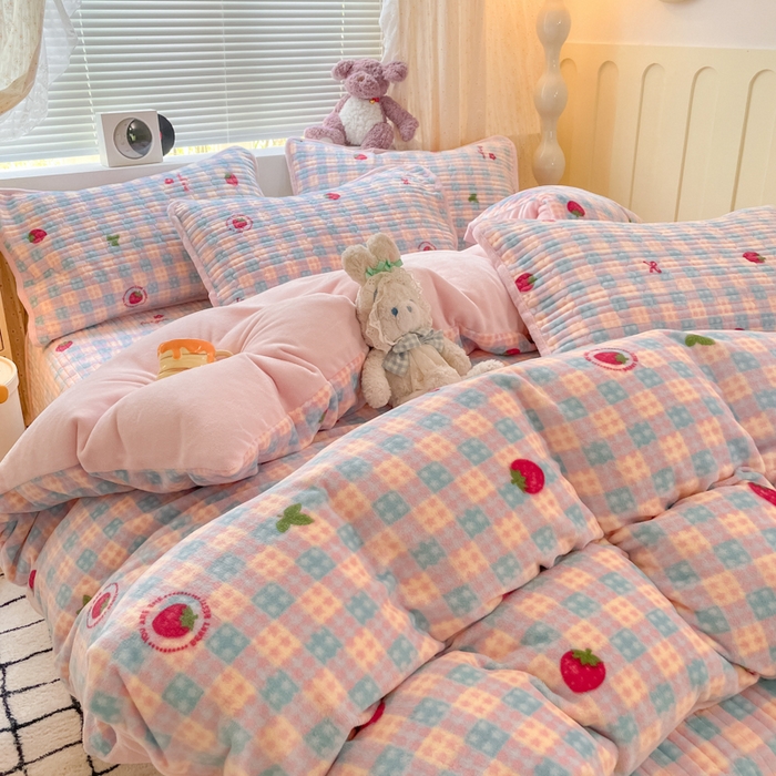 云玲时尚 2025新款高克重牛奶绒印花床盖四件套 小草莓