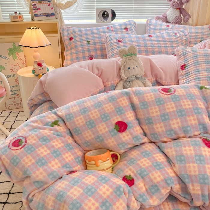 91家纺网 家纺一手货源 找家纺 云玲时尚 2025新款高克重牛奶绒印花床盖四件套 小草莓