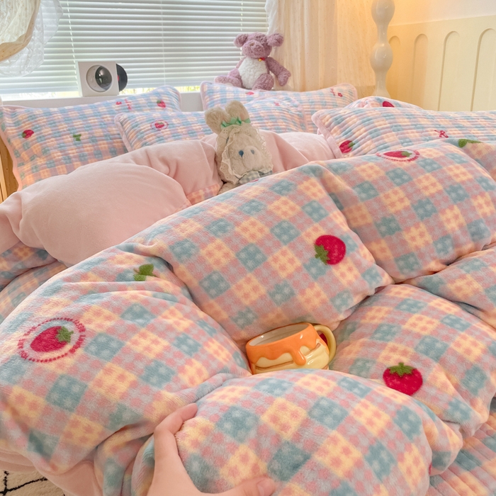 91家纺网 家纺一手货源 找家纺 云玲时尚 2025新款高克重牛奶绒印花床盖四件套 小草莓