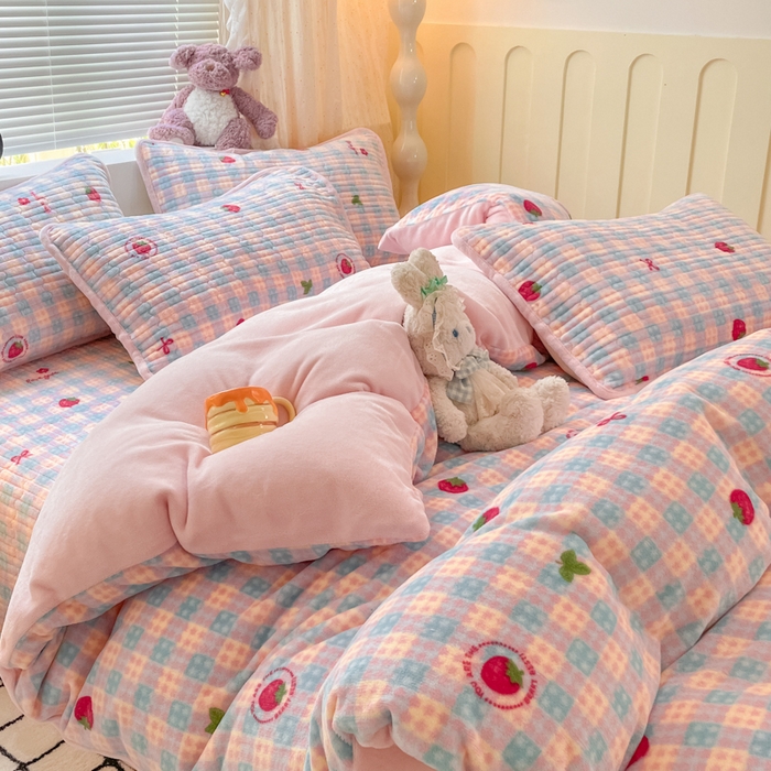 91家纺网 家纺一手货源 找家纺 云玲时尚 2025新款高克重牛奶绒印花床盖四件套 小草莓