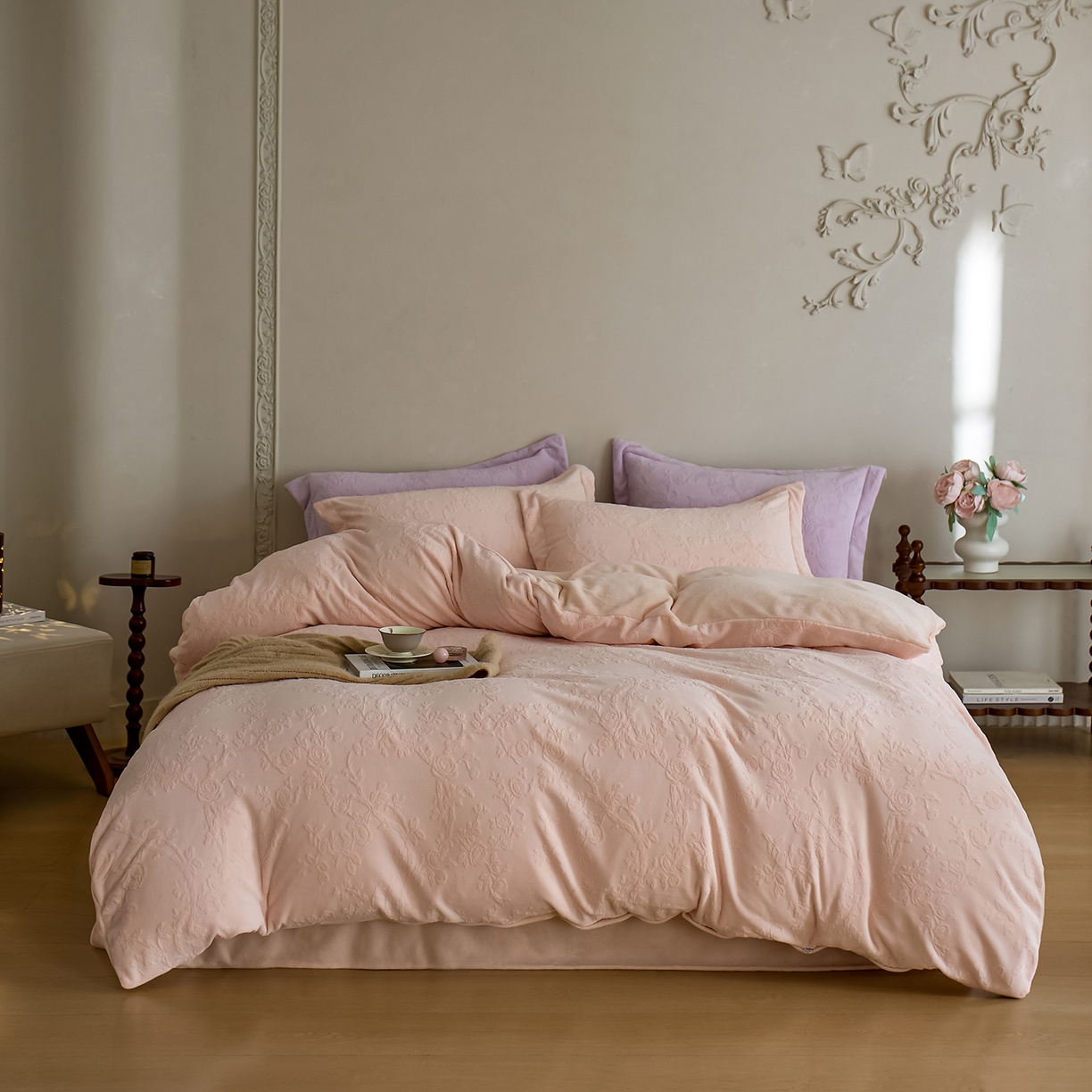 91家纺网 家纺一手货源 找家纺 亿梵家居 2025秋冬新款A类全消光牛奶绒立体5D雕花绒四件套-风格一 （提供买家秀） 花野漫屿-樱花粉