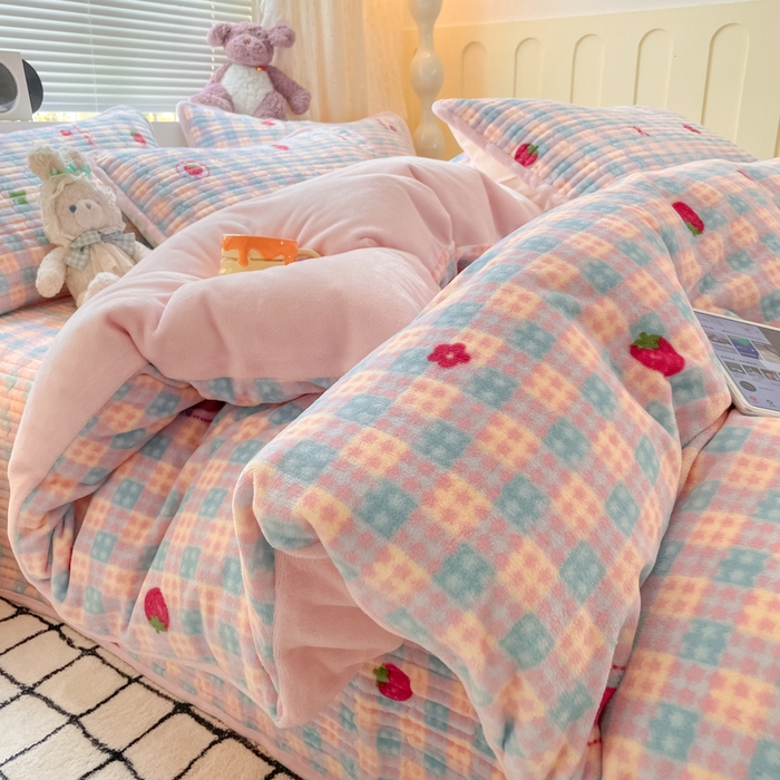 91家纺网 家纺一手货源 找家纺 云玲时尚 2025新款高克重牛奶绒印花床盖四件套 小草莓