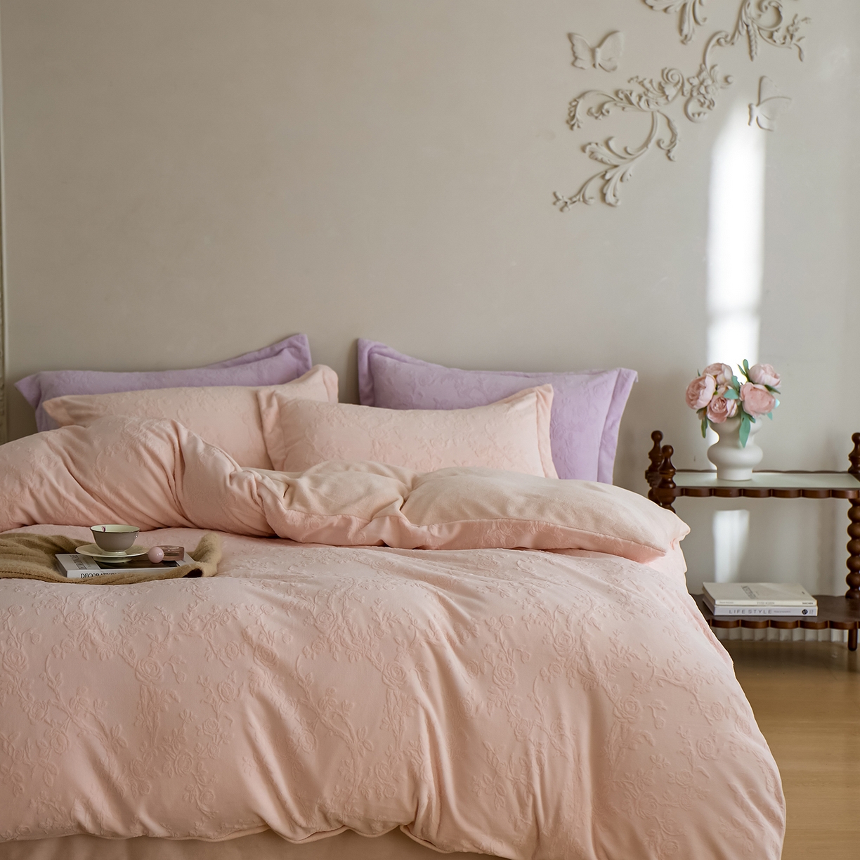 91家纺网 家纺一手货源 找家纺 亿梵家居 2025秋冬新款A类全消光牛奶绒立体5D雕花绒四件套-风格一 （提供买家秀） 花野漫屿-樱花粉