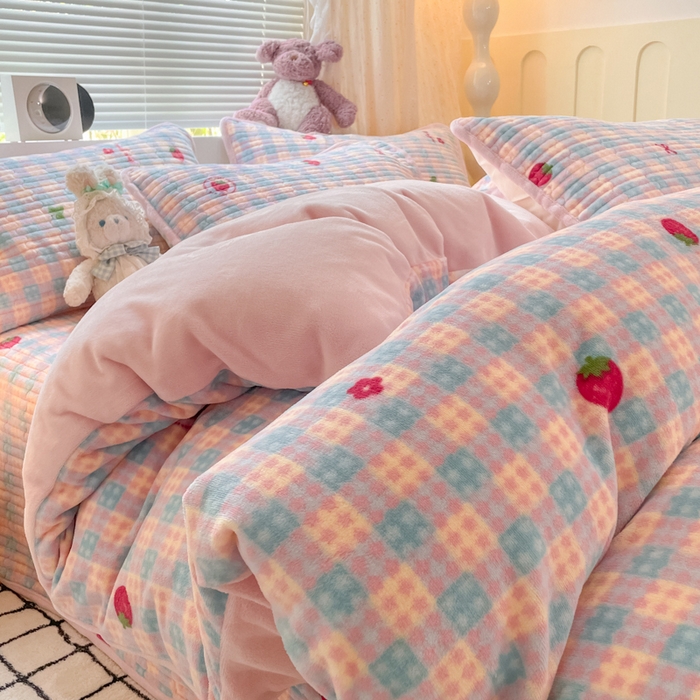 91家纺网 家纺一手货源 找家纺 云玲时尚 2025新款高克重牛奶绒印花床盖四件套 小草莓