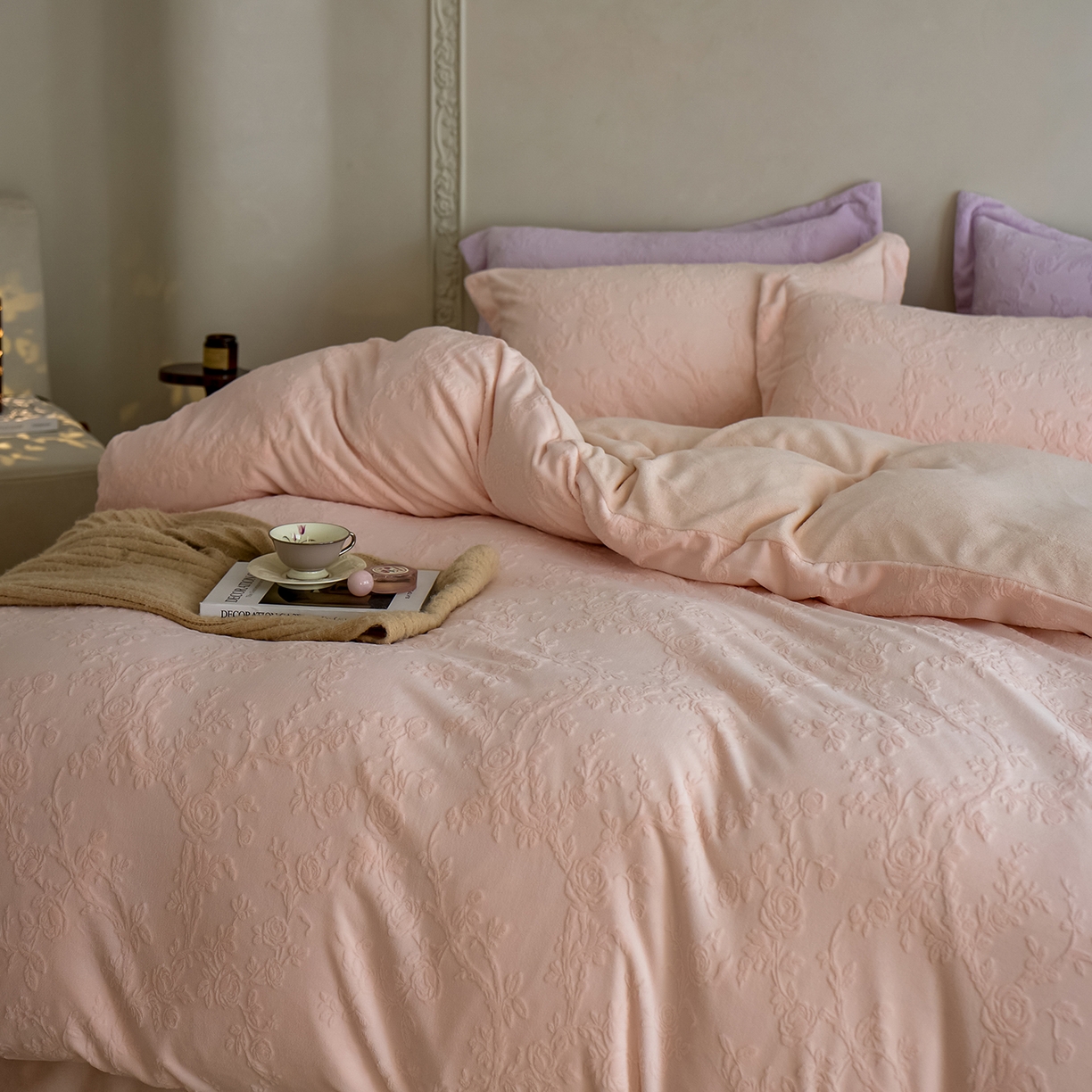 91家纺网 家纺一手货源 找家纺 亿梵家居 2025秋冬新款A类全消光牛奶绒立体5D雕花绒四件套-风格一 （提供买家秀） 花野漫屿-樱花粉