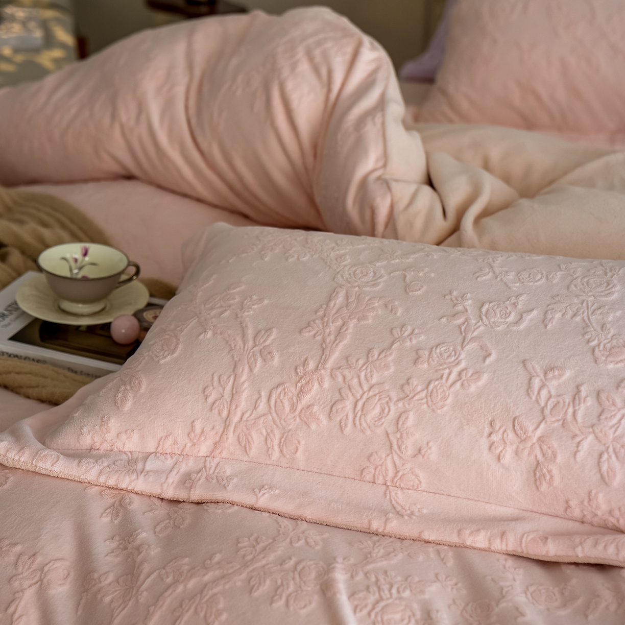 91家纺网 家纺一手货源 找家纺 亿梵家居 2025秋冬新款A类全消光牛奶绒立体5D雕花绒四件套-风格一 （提供买家秀） 花野漫屿-樱花粉