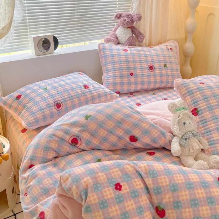 91家纺网 家纺一手货源 找家纺 云玲时尚 2025新款高克重牛奶绒印花床盖四件套 小草莓