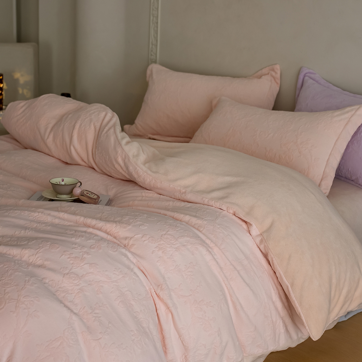 91家纺网 家纺一手货源 找家纺 亿梵家居 2025秋冬新款A类全消光牛奶绒立体5D雕花绒四件套-风格一 （提供买家秀） 花野漫屿-樱花粉