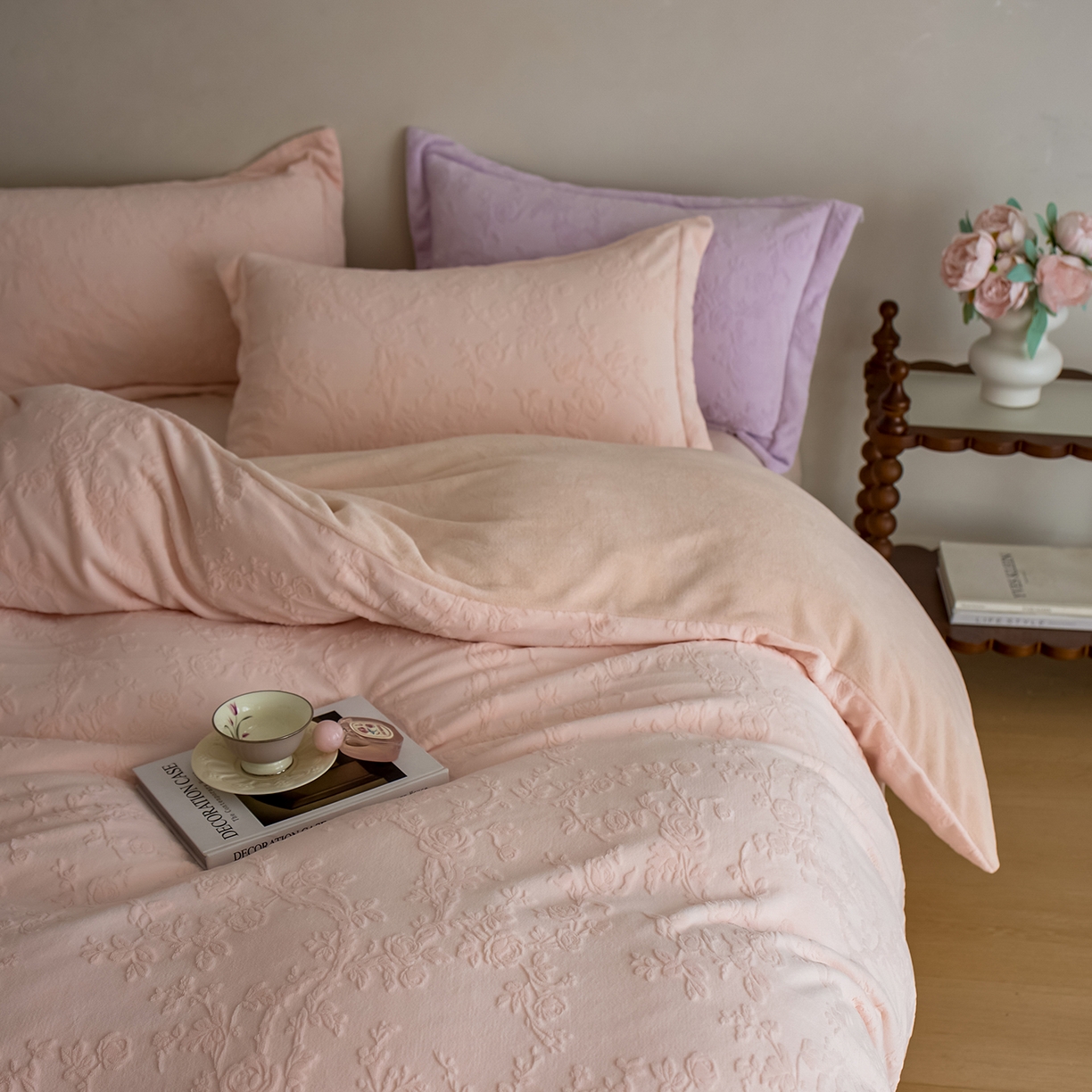 91家纺网 家纺一手货源 找家纺 亿梵家居 2025秋冬新款A类全消光牛奶绒立体5D雕花绒四件套-风格一 （提供买家秀） 花野漫屿-樱花粉