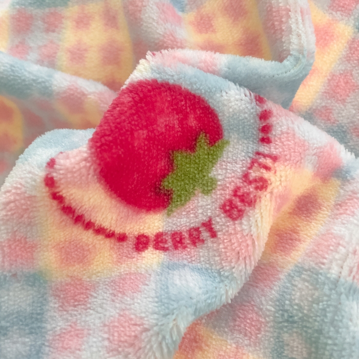 91家纺网 家纺一手货源 找家纺 云玲时尚 2025新款高克重牛奶绒印花床盖四件套 小草莓